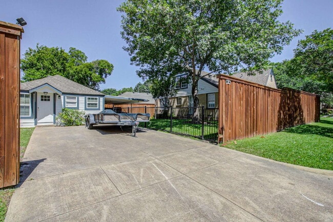 Building Photo - A Stunning, Updated Home in the heart of Dallas