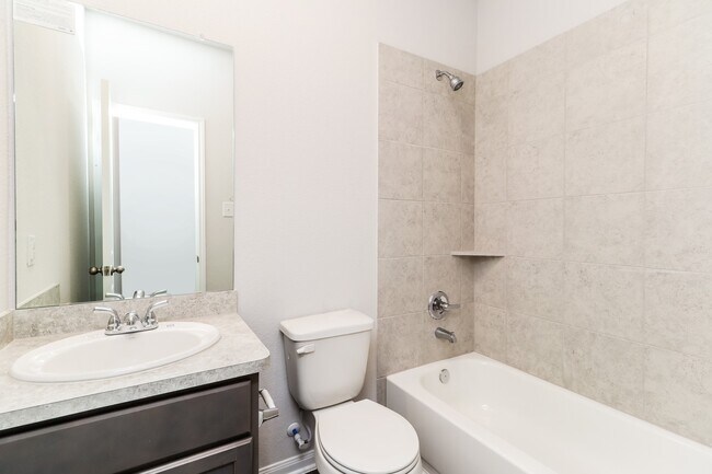 Building Photo - 14735 Country Club Dr