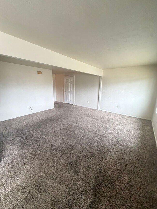 Building Photo - Large Two Bedroom Conveniently located Amenities!