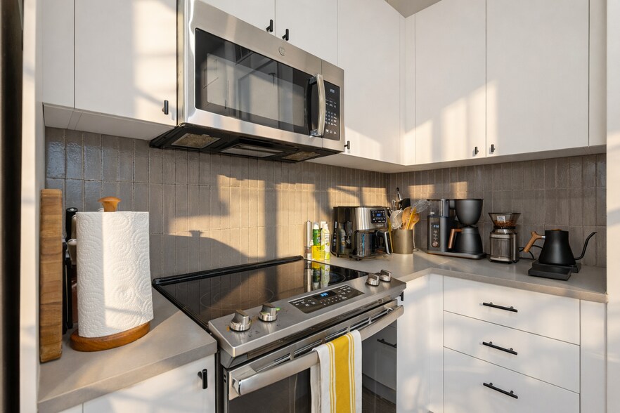 Building Photo - 800 Embassy Dr