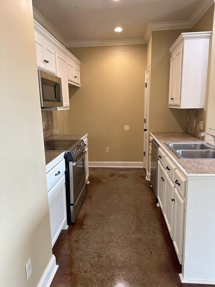 Building Photo - 111 Village Square Dr