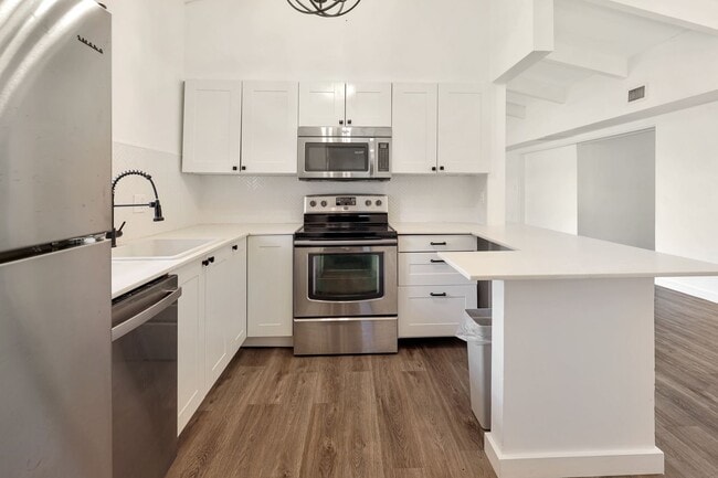 Building Photo - 3BR Pet-Friendly Rental w/ Large Fenced Backyard & Screened-in Lanai