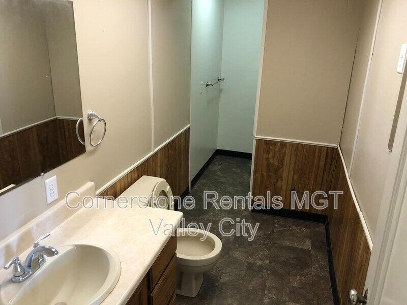 Building Photo - 424 6th Ave NE