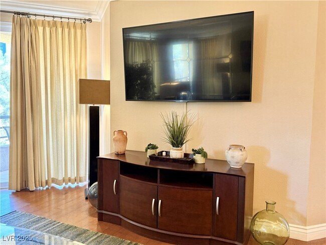 Building Photo - 210 E Flamingo Rd