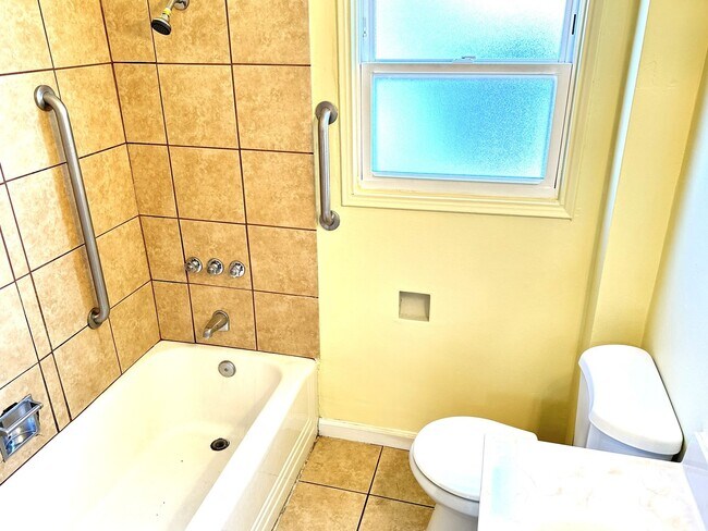 Building Photo - 2 BED/1 BATH/Home For RENT! Cozy, and Char...