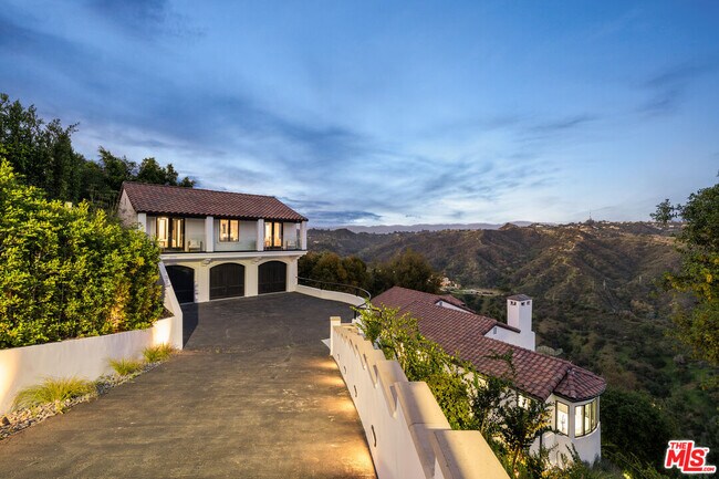 Building Photo - 1666 Summitridge Dr