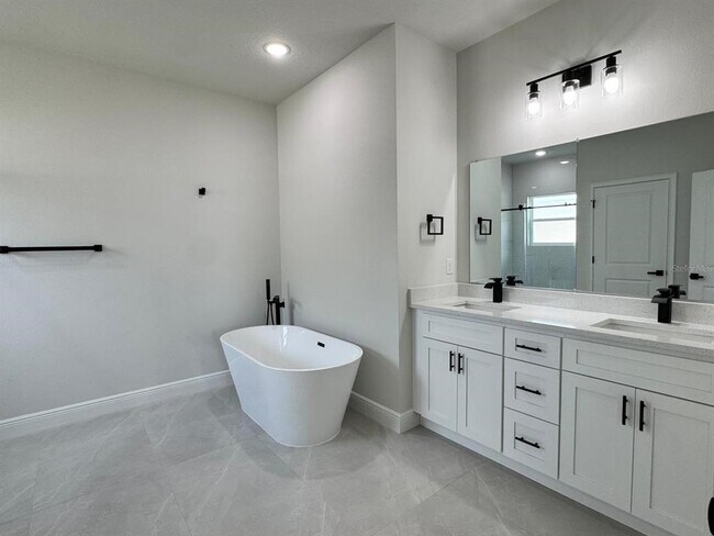 Building Photo - 656 Marion Oaks Manor