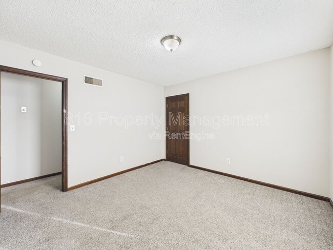 Building Photo - 3929 S Carriage Ln