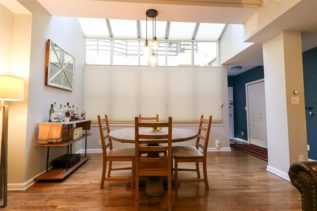Building Photo - 357 Varick St