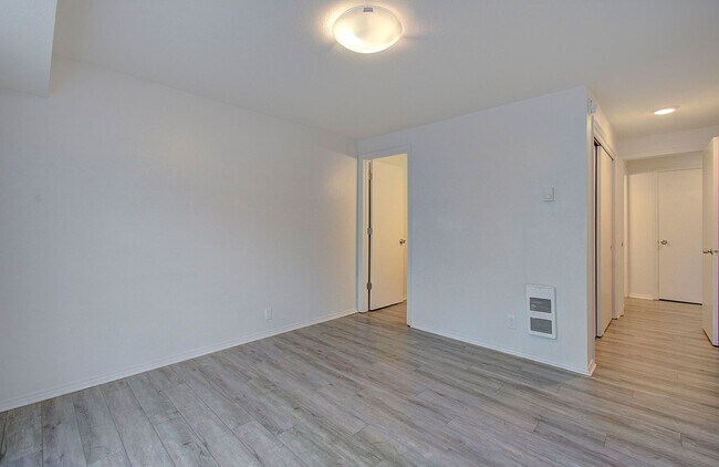 Building Photo - Cozy 2 bdrm 2 bath Condo - HALF OFF the 1s...