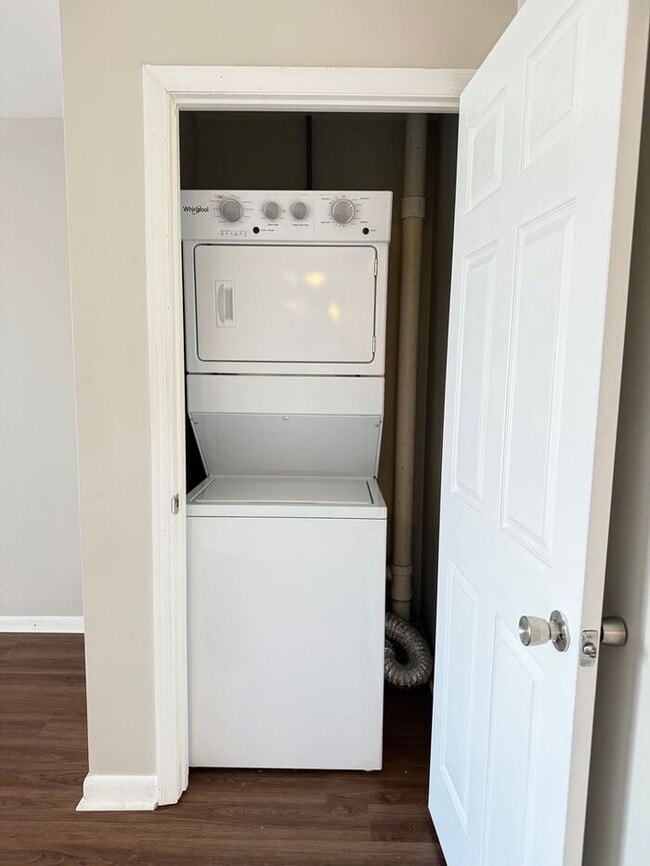 Building Photo - 2 Bedroom Unit was recently renovated. Live walking distance from the downtown square or steps fr...