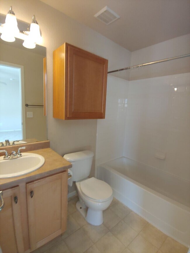 Building Photo - Delightful 3BD/2BA Townhome in Erie