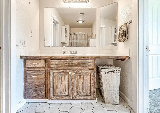 Building Photo - 1150 60th Ave NE