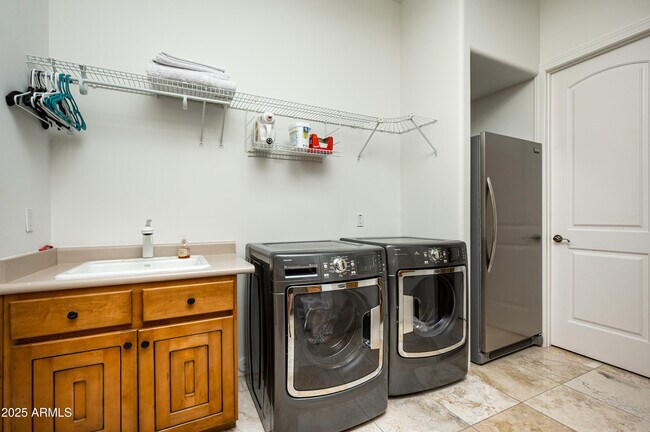Building Photo - 6649 E Berneil Dr