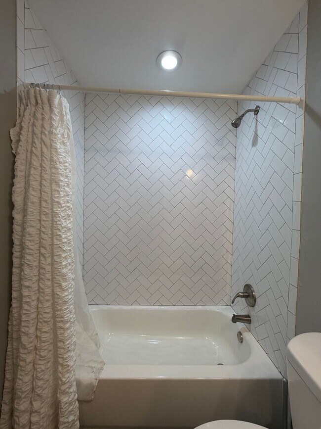 Building Photo - Charming 4/2.5 House in Armuchee- $1,995