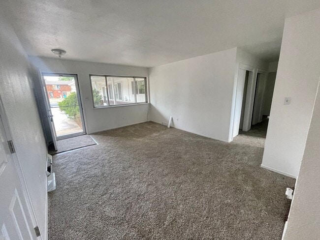 Building Photo - 2 Bedroom 1 Bedroom House - Location Locat...