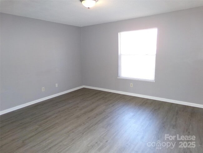 Building Photo - 1351 N 6th St