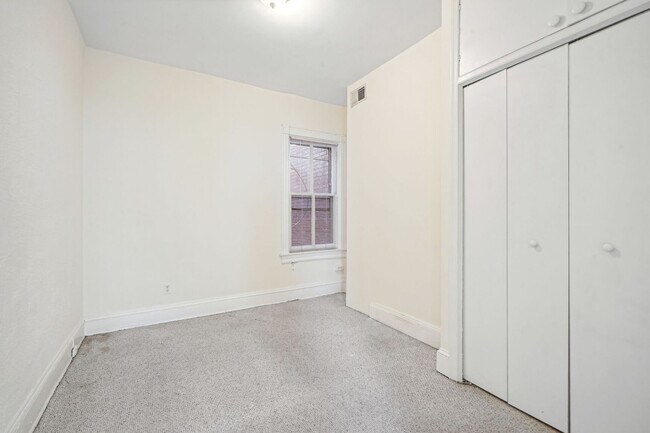 Building Photo - Available Now! 3 bedroom, 1.5 bathrooms hi...