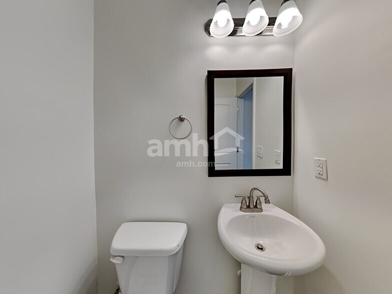 Building Photo - 421 Lossie Ln