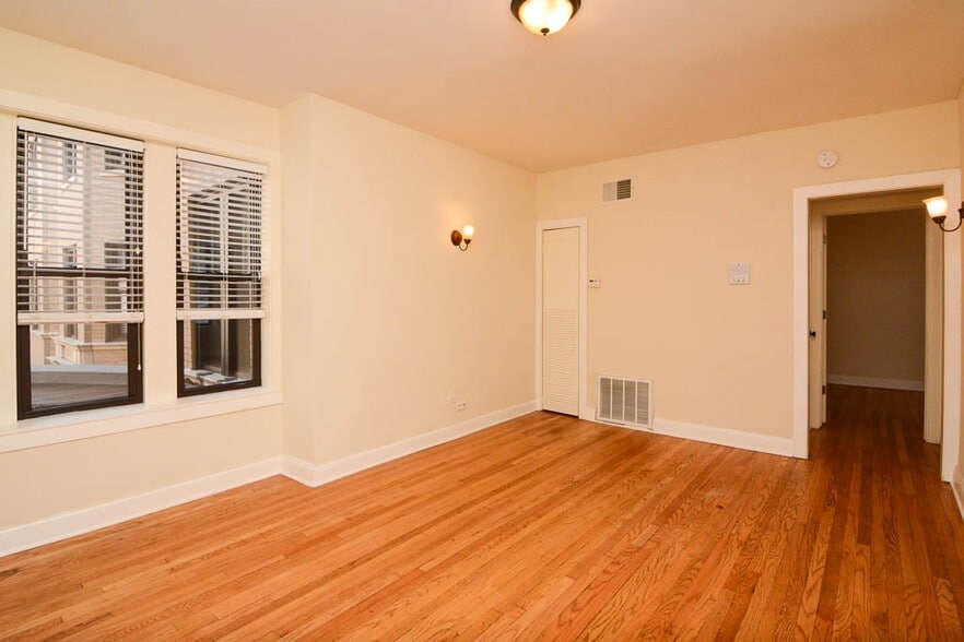 Building Photo - 4139 N Ashland Ave