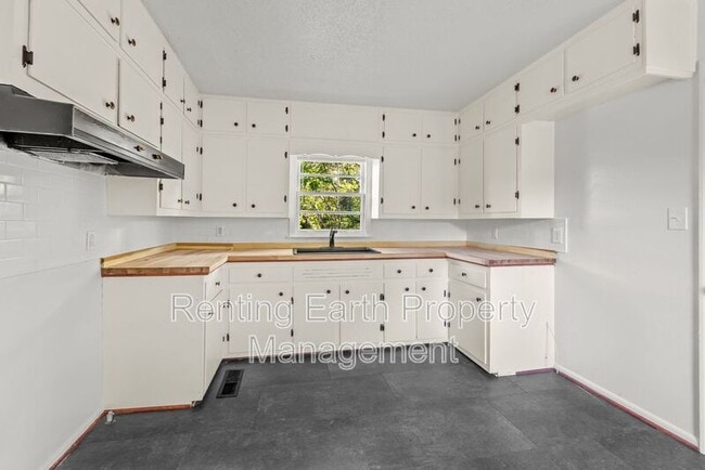 Building Photo - 932 5 Mile Rd