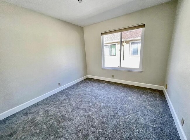 Building Photo - 959 La Mesa Terrace