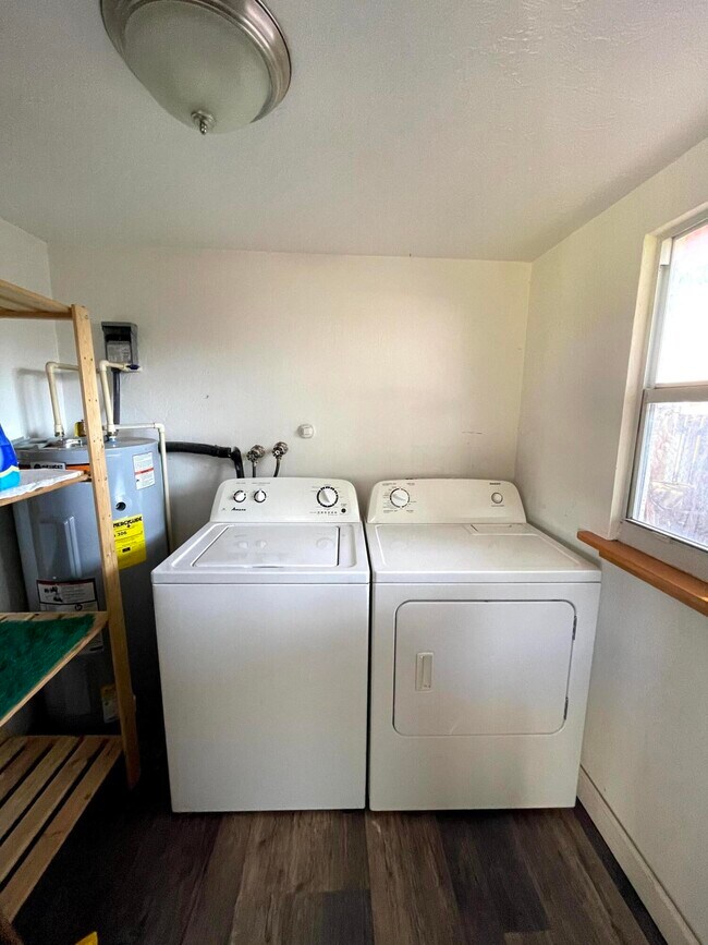 Building Photo - 3901 Lakewood Rd