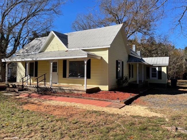 Building Photo - Newly Renovated 2-3 Bed, 1 bath home locat...