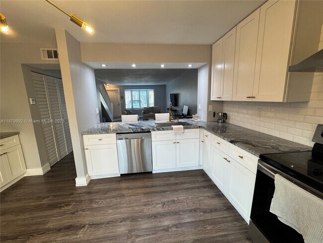 Building Photo - 10048 SW 77th Ct