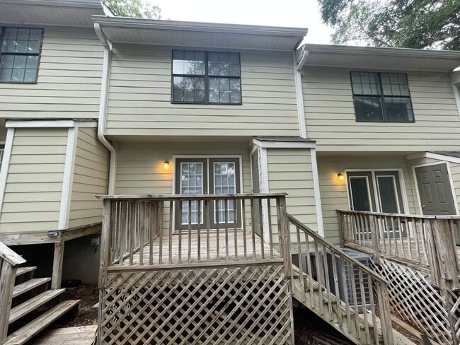 Building Photo - AVAILABLE FOR IMMEDIATE MOVE IN!