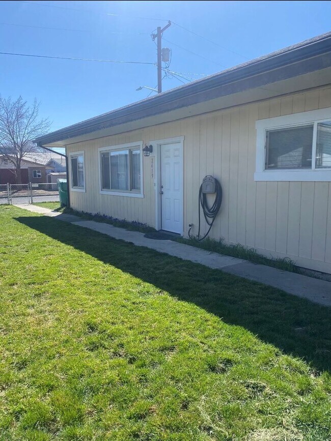 Building Photo - 3 bedroom, 1 bath- Duplex