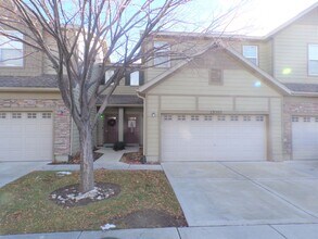 Building Photo - Impressive Remodeled 2 Bed 2 Bath Townhome