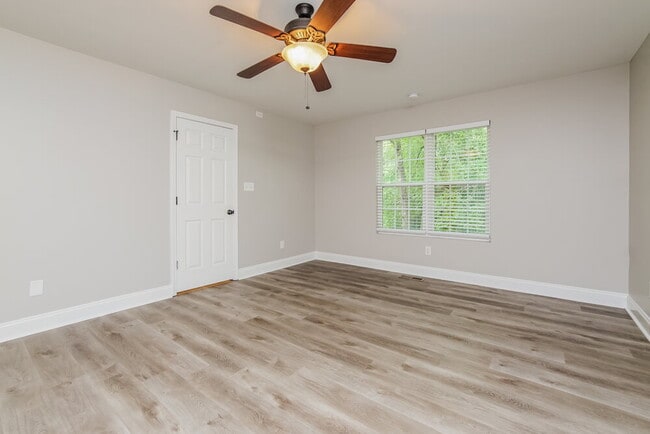 Building Photo - 145 Lynn Dr