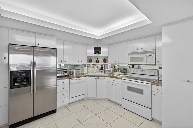 Building Photo - 2100 S Ocean Ln