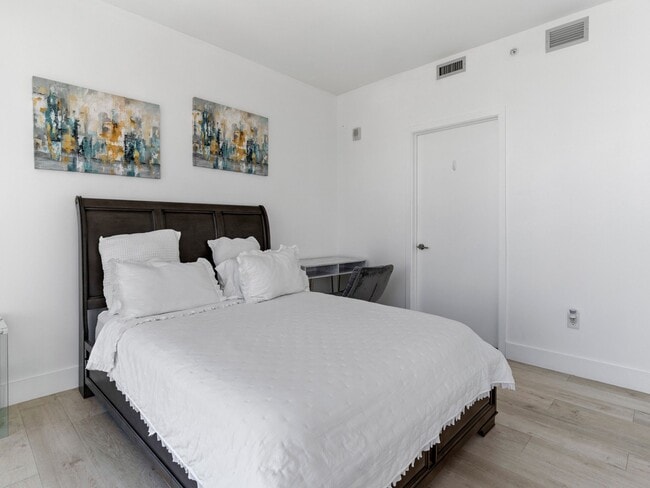 Building Photo - 2900 NE 7th Ave