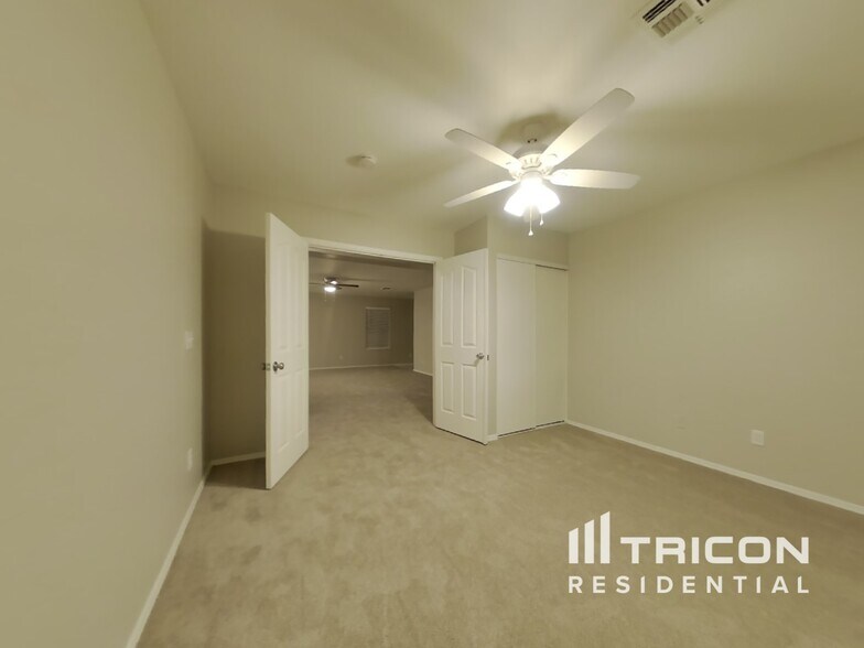 Building Photo - 11522 W Charter Oak Rd