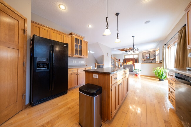 Building Photo - 572 Danube Ave