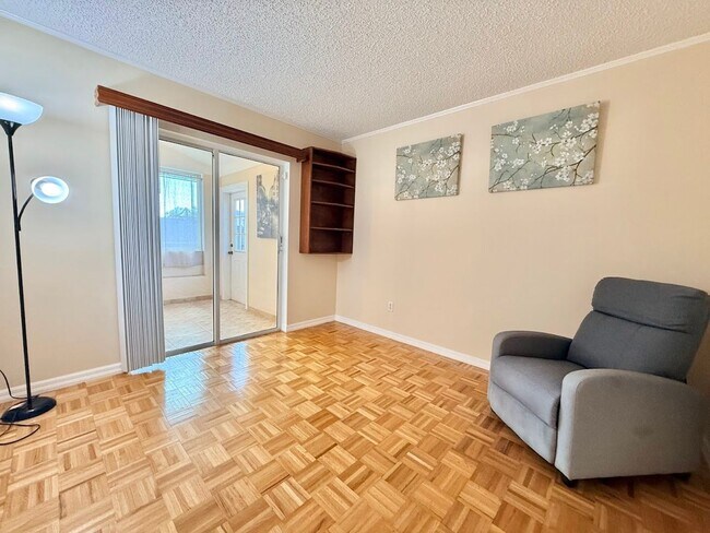 Building Photo - Beautiful Centrally Located 3/2