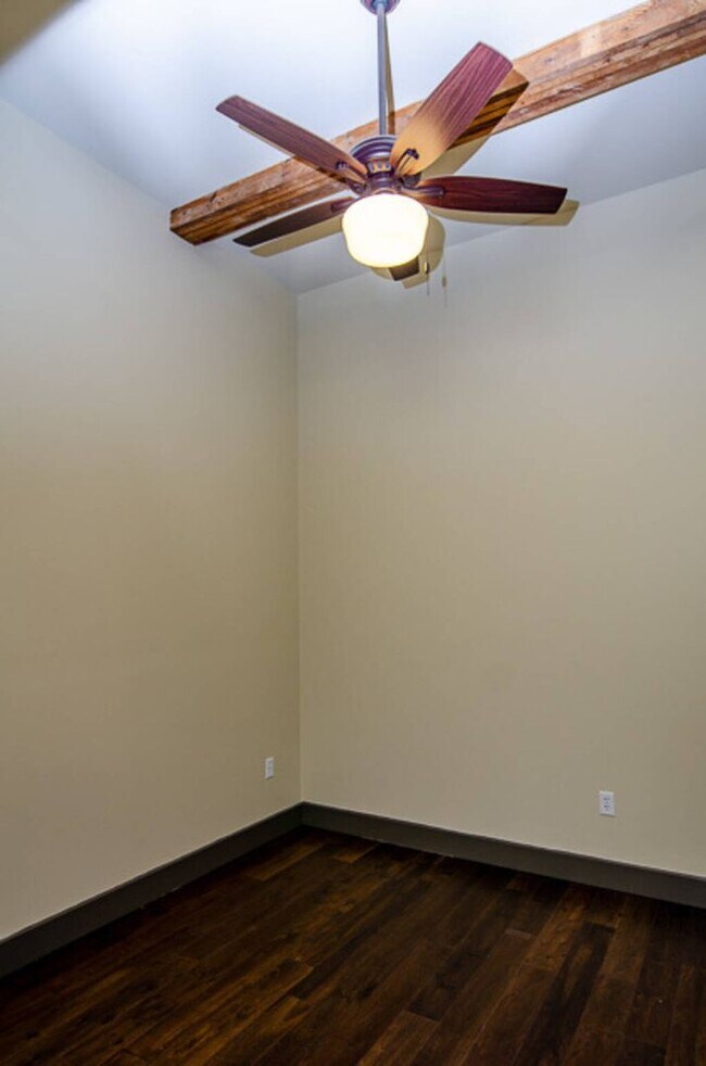 Building Photo - C Street Loft Available Now!