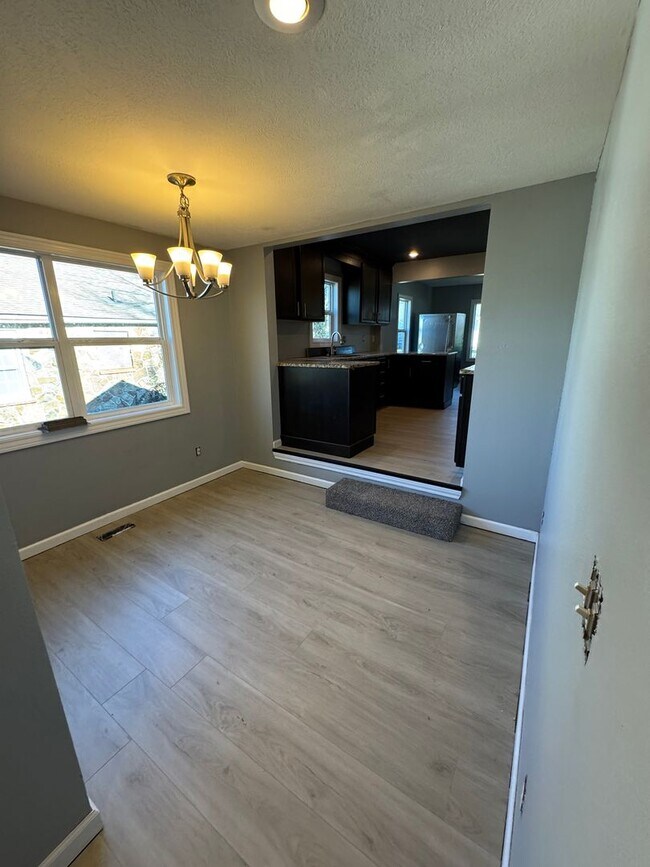 Building Photo - 3 bedroom/2 bath house