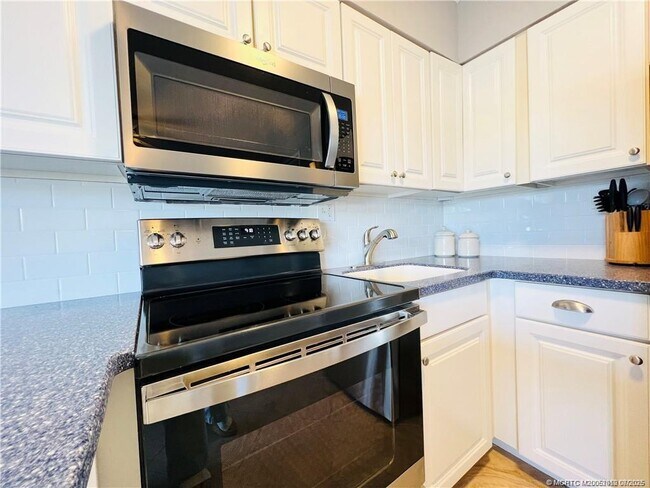 Building Photo - 11000 S Ocean Dr