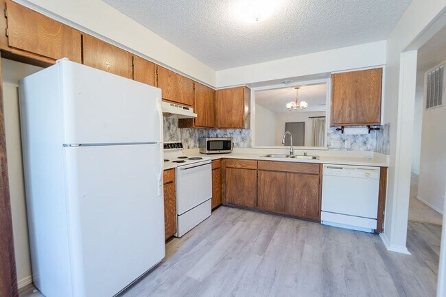 Building Photo - This darling 2 bedroom, 1.5 bath townhome is perfect for low maintenance, one level living! With ...