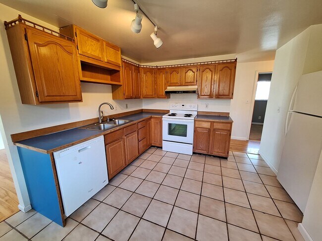 Building Photo - 5867 Madrona Dr