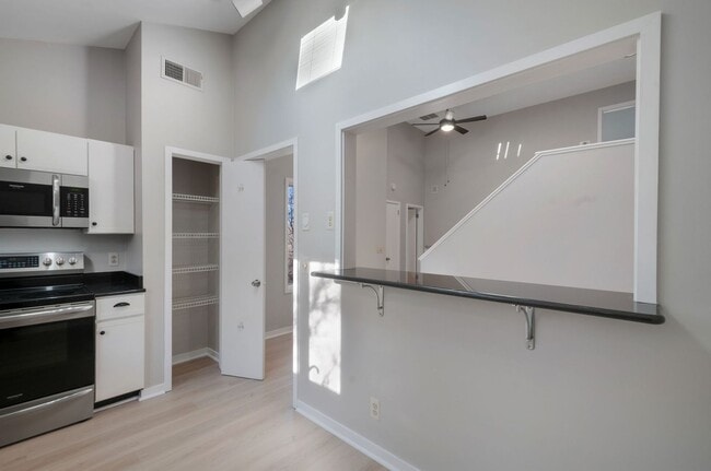 Building Photo - Belle Meade Townhome