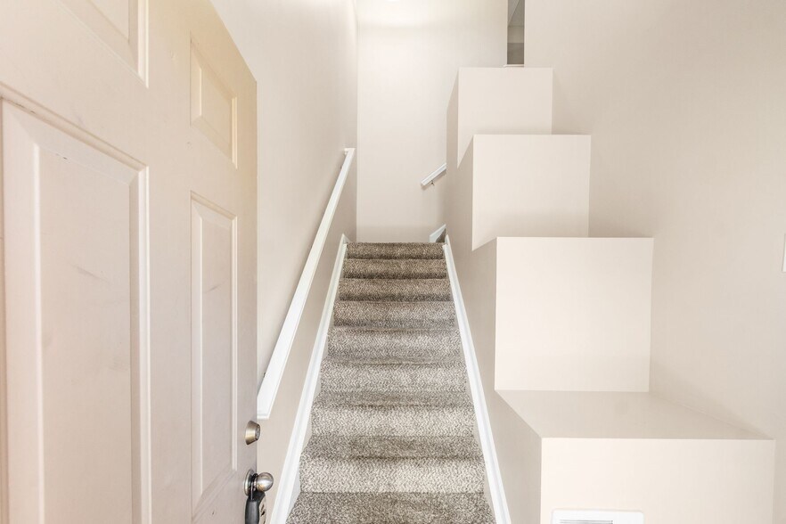 Building Photo - 560 Redwood Ln