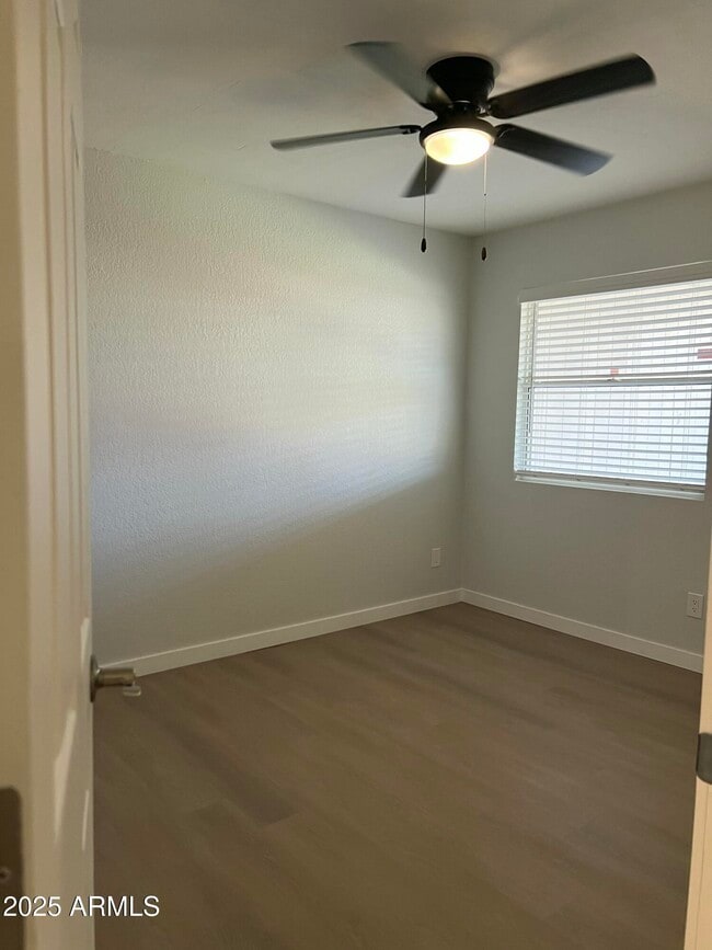 Building Photo - 540 E Royal Palms Dr