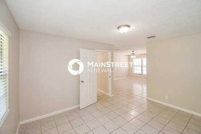 Building Photo - 3 Bedroom Pet-Friendly Home in orange park...