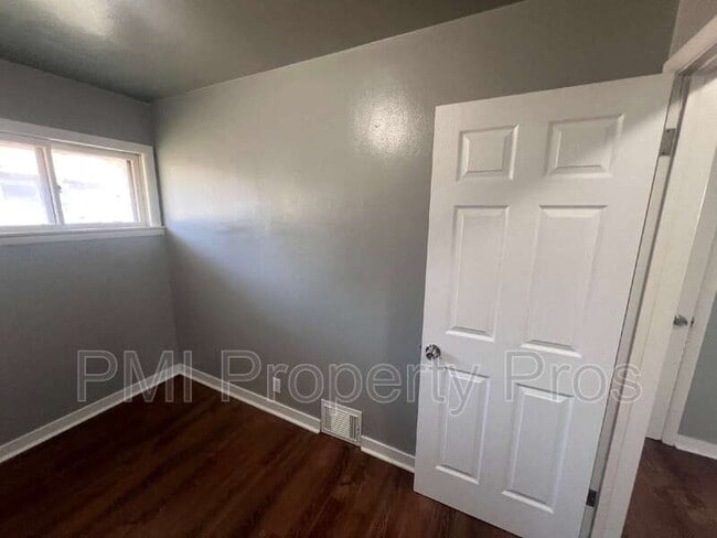 Building Photo - 5650 N 61st St