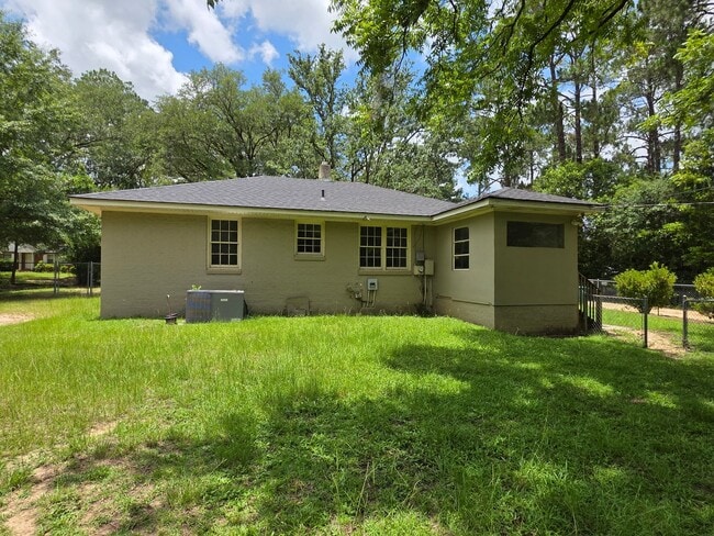 Building Photo - Nice Home with Fenced Yard
