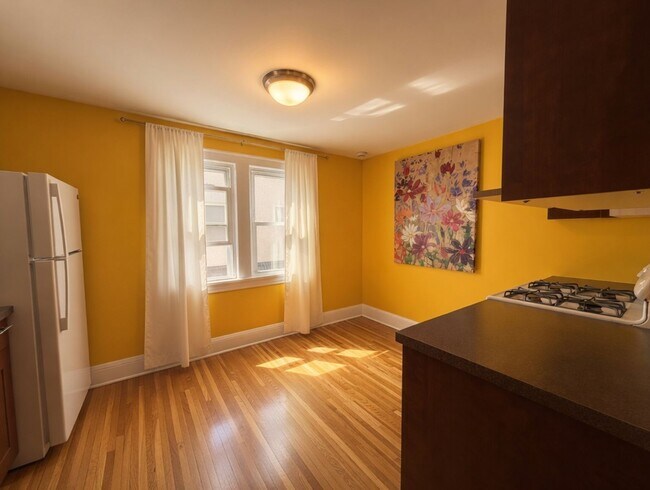 Building Photo - Updated 1 bedroom 1 bath, Upper Level Unit